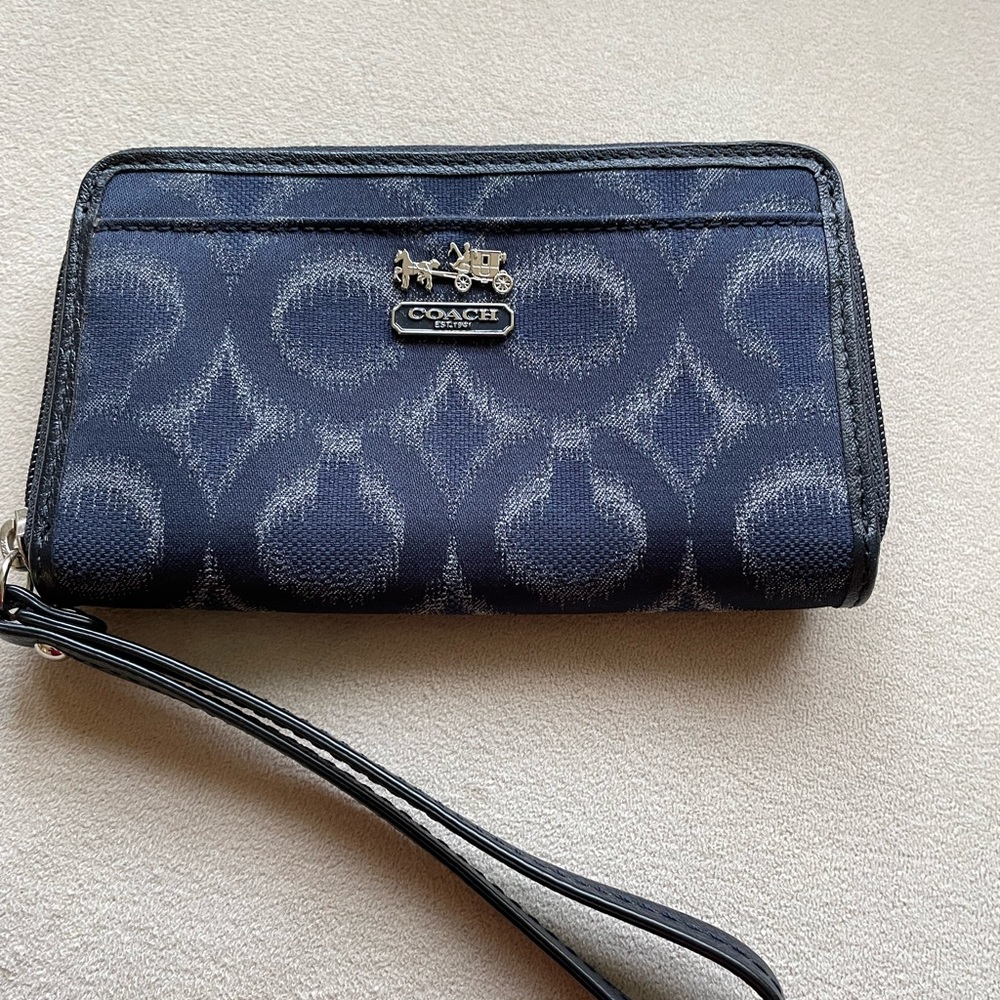 Coach wristlet wallet- NWOT- Beautiful! - Picture 2 of 7